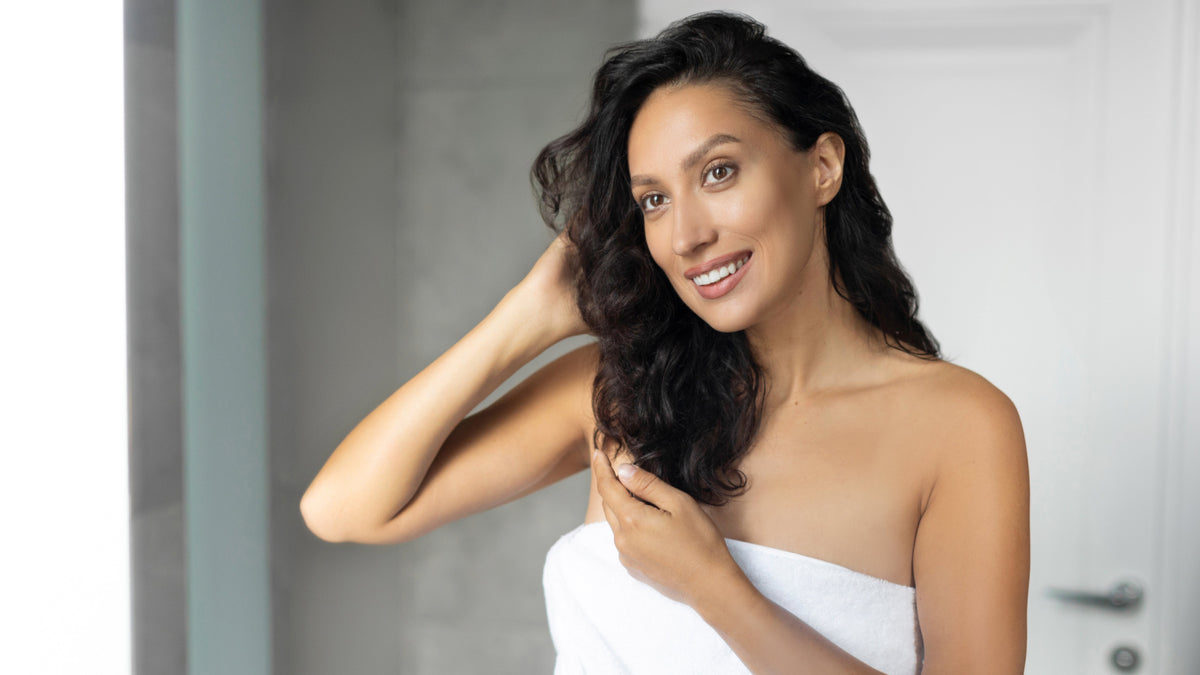 Mujer con cabello oscuro brillante sin canas